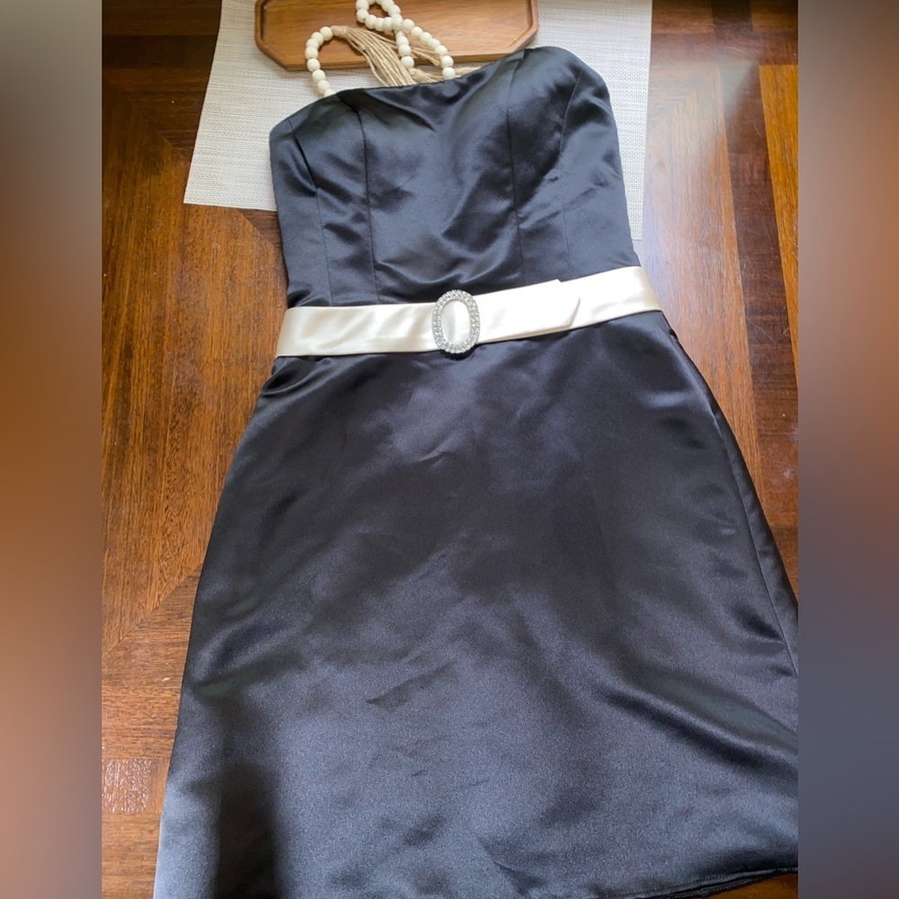 Woman’s size 4 strapless black and white bill levkoff dress